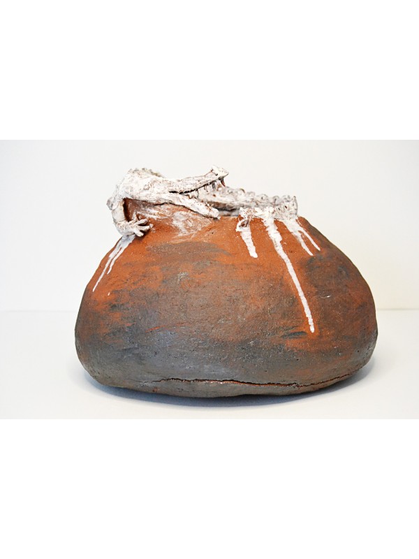 Vas din argilă roșie cu decor cu crocodil